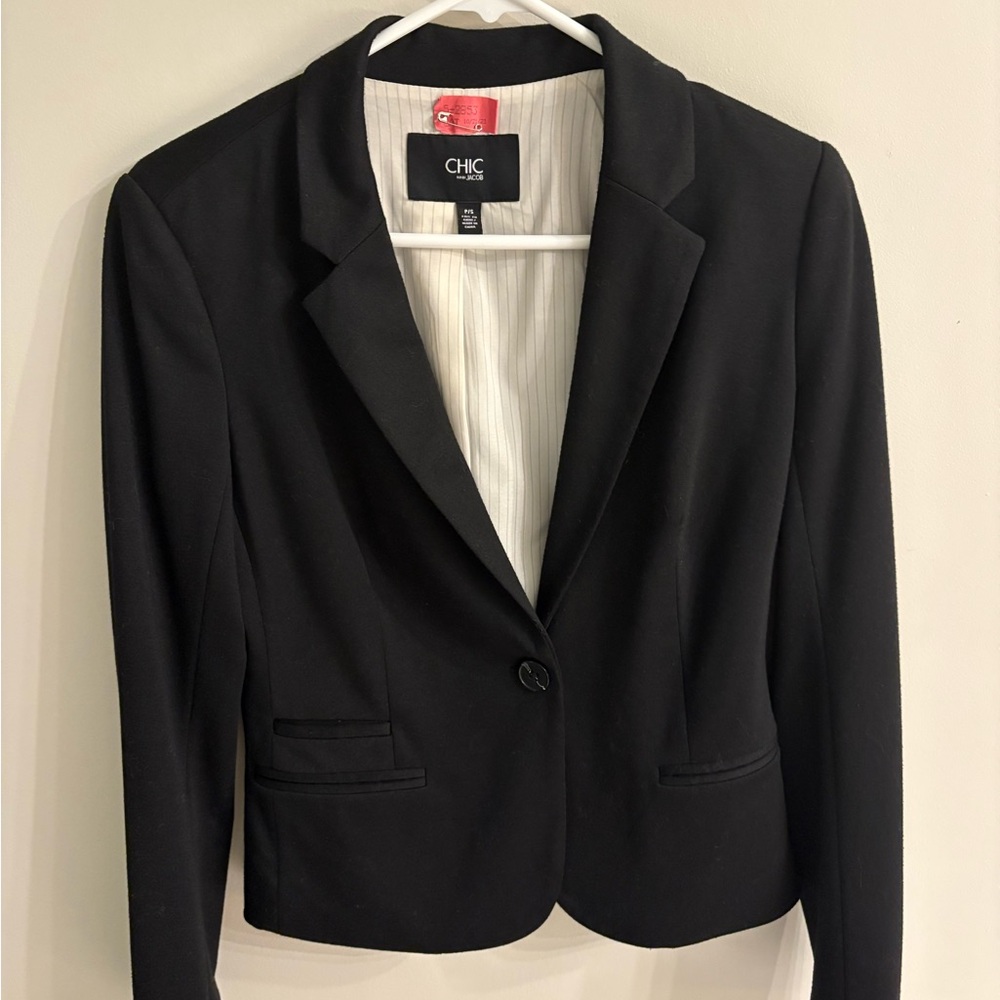 Chic Black Blazer with Notched Lapels and Tailored Fit